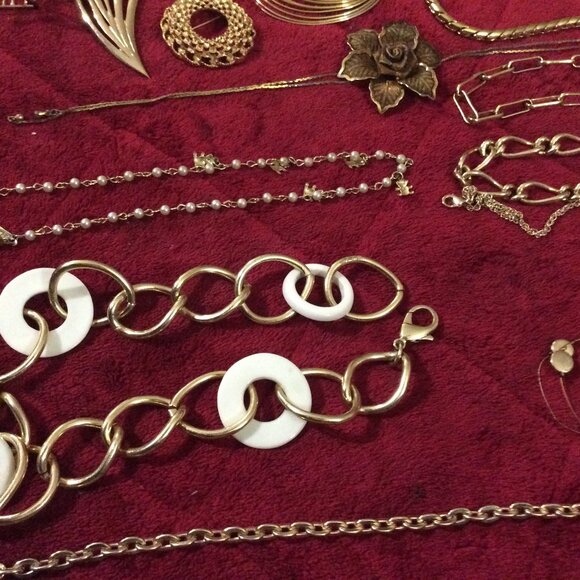 48 - Piece Lot of Gold Tone Vintage & Retro Jewelry **Last Lot** - Picture 9 of 16